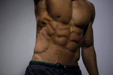 Bir Fitness modeli kas gövde