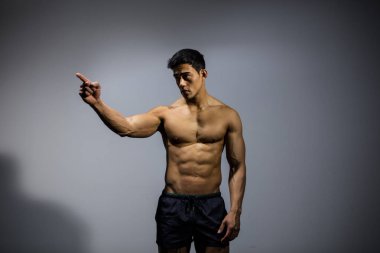 Fitness modeli işaret parmak