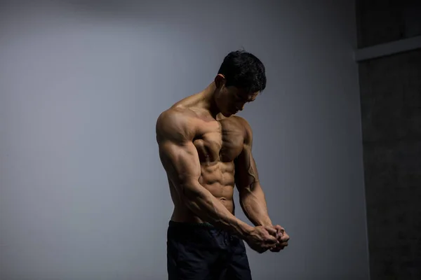 Asijské Fitness Model protahuje svaly — Stock fotografie