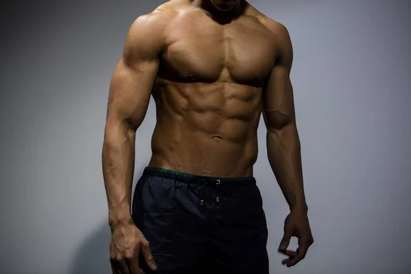 Muskulös torsoen av en Fitness modell — Stockfoto