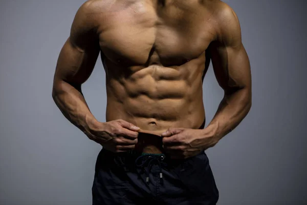 Muskulöser Oberkörper eines Fitness-Modells — Stockfoto