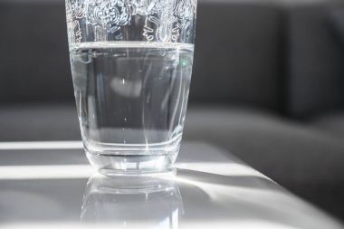 Mermer masa üzerinde yarım dolu cam fincan