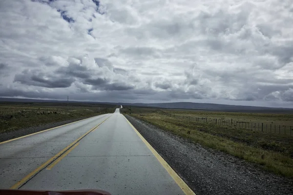 Landstraße und bedeckter Himmel in Patagonien — Stockfoto