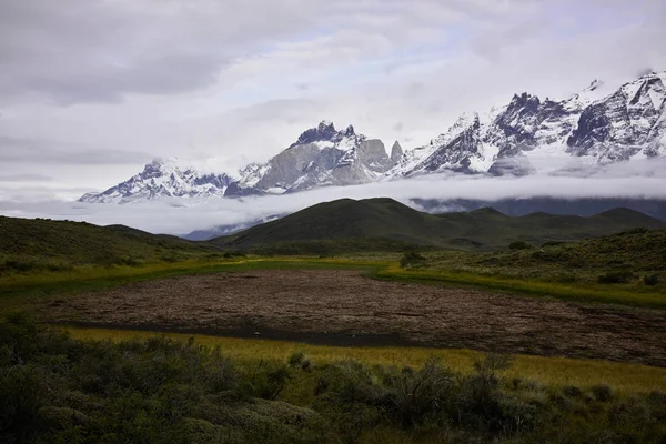 Torres del Paine dağ ve bulutlu gökyüzü — Stok fotoğraf