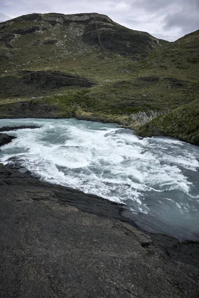 Turbulentes Wasser des Schmerzflusses, Patagonien — Stockfoto