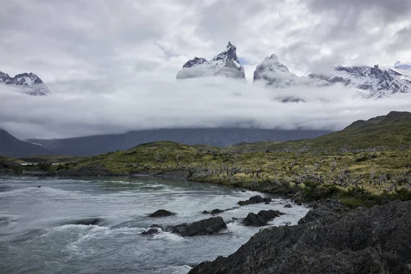 Cerro Paine Grande e Rio Paine, Patagônia — Fotografia de Stock