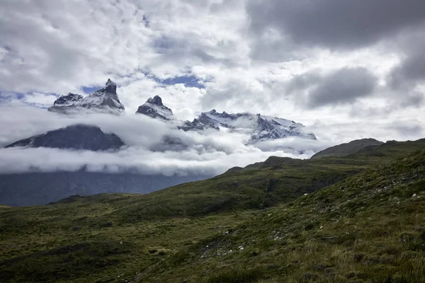 Cerro Paine Grande au milieu des nuages Panorama — Photo