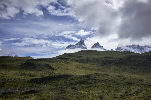 Cerro Paine Grande bulutlar Panorama ortasında — Stok fotoğraf