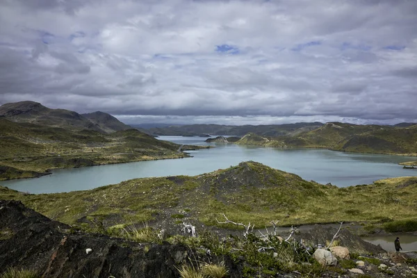 Lac tranquille au parc national des Torres del Paine — Photo