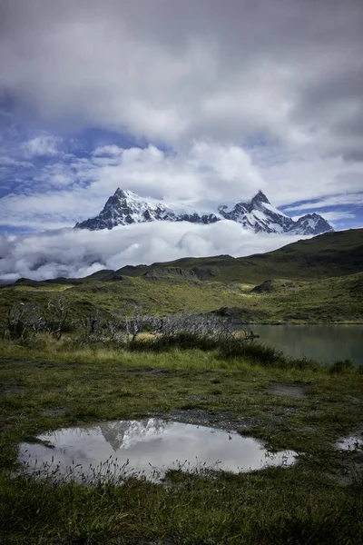 Monts Torres del Paine au milieu des nuages — Photo