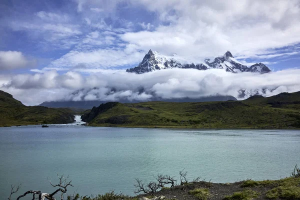 Turkuaz Gölü ve Torres del Paine dağ zirveleri — Stok fotoğraf