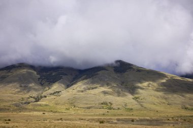 Tepeler ve Patagonya'bulutlar