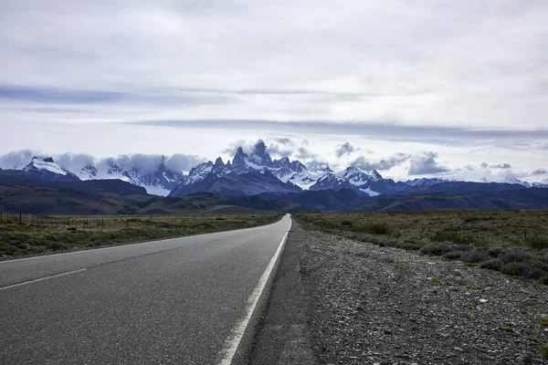 Autobahn und schneebedeckte fitz roy Berggipfel im argentinischen pa — Stockfoto