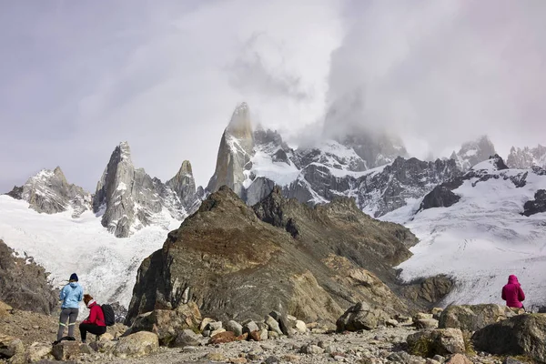 Fitz Roy dağ ve turist — Stok fotoğraf