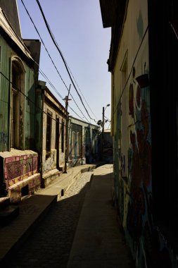 Valparaiso içinde dar sokak 