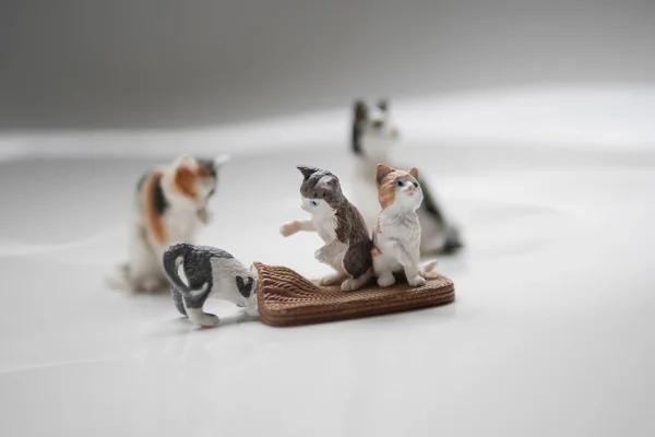 Katzen Und Kätzchen Spielzeugfiguren Auf Einer Weißen Oberfläche — Stockfoto