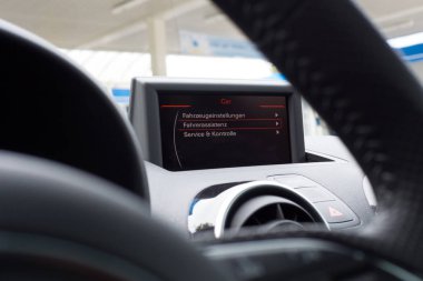 Kontrol panelinde araba Gps direksiyon simidi görmen. Üstünde perde. Seçici odak. 