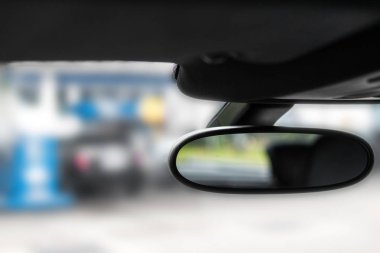 Araba ayna iç bir araba ve arka plan bulanık gördüm. Seçici odak. Yakın çekim. 