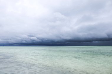 Tropikal sahilde deniz seviyesinde fırtına
