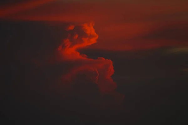 Dramatische rote Wolken während des Sonnenuntergangs in arica — Stockfoto