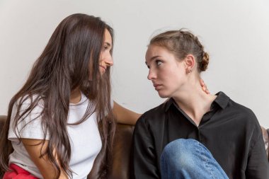 Gülümseyen Üzgün Kız Arkadaşı Rahatlatan Arkadaş