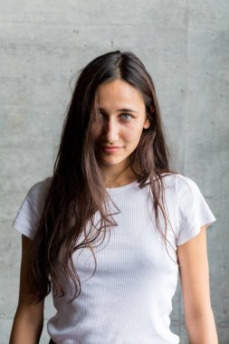 Orta Doğulu Güzel Kadın Sırıtarak Kameraya Bakıyor