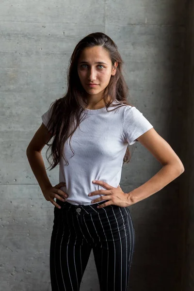 Young Woman Standing with Hands on Hips Looking at Camera — Stock Photo, Image