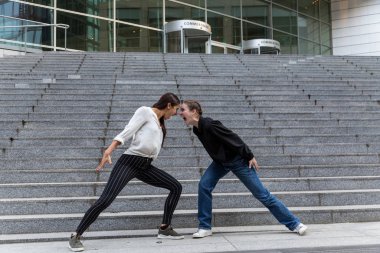 Yüz yüze çığlık atan iki kadın.