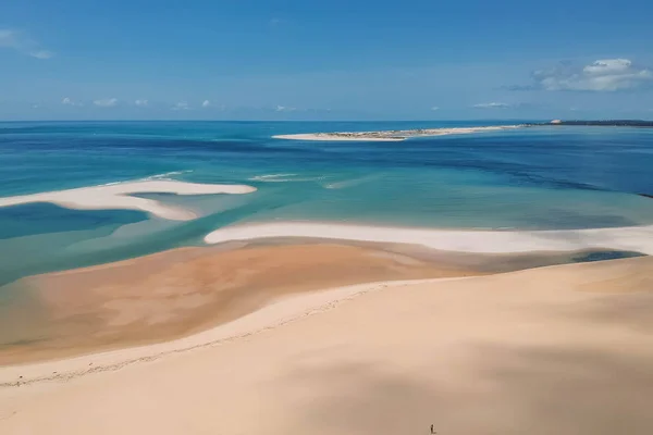 Atemberaubende Sandbänke auf einer Insel mit türkisfarbenem Wasser — Stockfoto