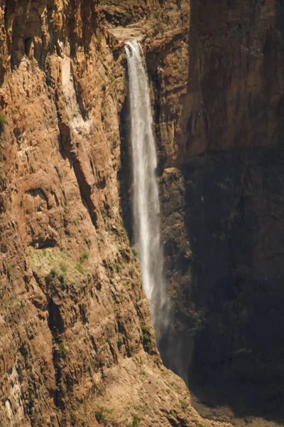 Uitzicht op majestueuze waterval stroomt van de clips — Stockfoto