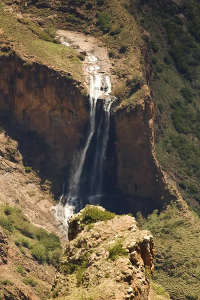 Hoge hoek uitzicht van majestueuze waterval streaming van de clips — Stockfoto