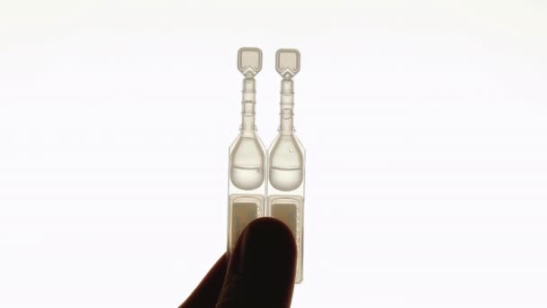 Жидкий медицинский образец в крошечных пластиковых мешках, удерживаемых вертикально — стоковое видео