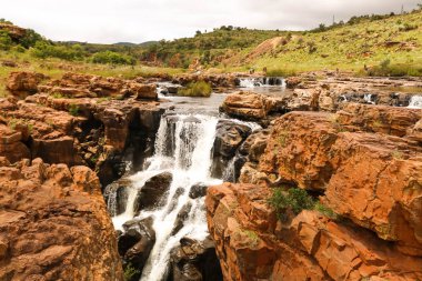 Kanyonlarda şelale ve aşağı akan tatlı su