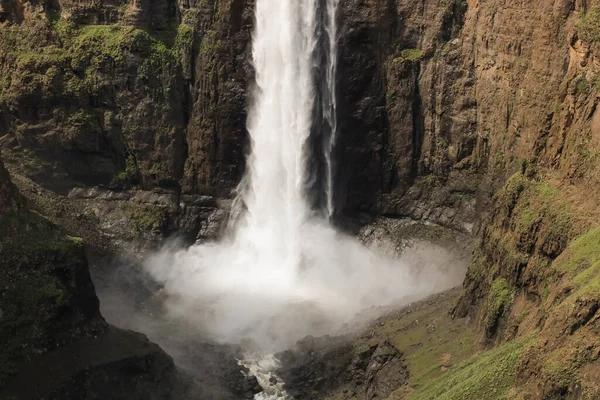 Close-up van een prachtige waterval die door een steile canyon loopt — Stockfoto