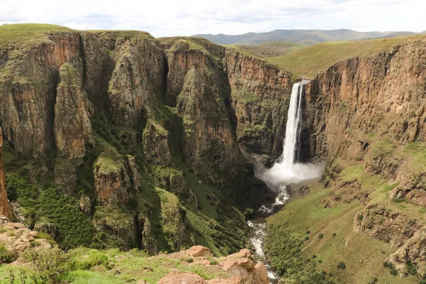 Prachtige waterval loopt door een steile canyon — Stockfoto