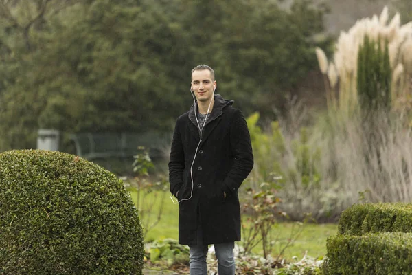 A Topiary Garden-ben álló fiatalember portréja — Stock Fotó