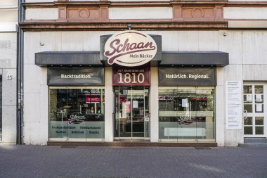 Coronavirus kilitlendi. Frankfurt, Almanya. 5 Nisan 2020. Covid-19 karantinası sırasında kapalı fırının giriş kapısı ve pencereleri.