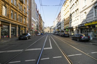 Coronavirus kilitlendi. Frankfurt, Almanya. 5 Nisan 2020. Salgın sırasında Bahnhofsviertel 'de kapalı işletmeler ve boş caddeler.