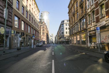 Coronavirus kilitlendi. Frankfurt, Almanya. 5 Nisan 2020. Hükümet tecrit kararı sırasında Bahnhofsviertel 'in boş sokakları ve kaldırımları.