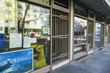 Coronavirus kilitlendi. Frankfurt, Almanya. 5 Nisan 2020. Covid-19 karantinası sırasında metal kapıları olan kapalı dükkanlar..