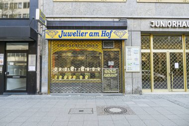 Coronavirus kilitlendi. Frankfurt, Almanya. 5 Nisan 2020. 19 numaralı karantina sırasında küçük işletme kuyumcusu yasaklandı..