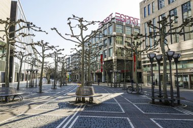Coronavirus kilitlendi. Frankfurt, Almanya. 5 Nisan 2020. Zeil gezinti güvertesi ve alışveriş bölgesi. Cvid-19 tecrit sırasında boş banklar..