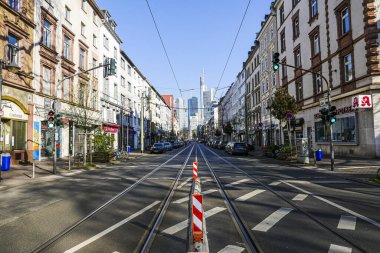 Coronavirus kilitlendi. Frankfurt, Almanya. 5 Nisan 2020. Schweizer Platz 'daki boş cadde karantina sırasında yok olma noktasında finans bölgesi gökdelenleriyle birlikte.