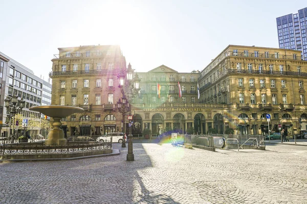 Coronavirus kilitlendi. Frankfurt, Almanya. 5 Nisan 2020. Kaiserplatz şehir meydanı güneşli bir günde, karantina sırasında lüks otelin dış yüzeyi ile bomboş..