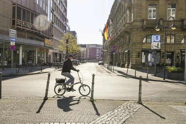 Coronavirus Lockdown Frankfurt Germany April 2020 Old Man Riding Bicycle — Stock Photo, Image