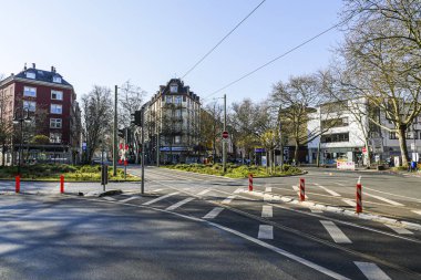 Coronavirus kilitlendi. Frankfurt, Almanya. 5 Nisan 2020. Covid-19 karantinası sırasında boş Schweizer Platz caddeleri.
