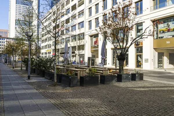 Zamknięcie Koronawirusa Frankfurt Niemcy Kwietnia 2020 Puste Stoły Restauracyjne Strefie — Zdjęcie stockowe