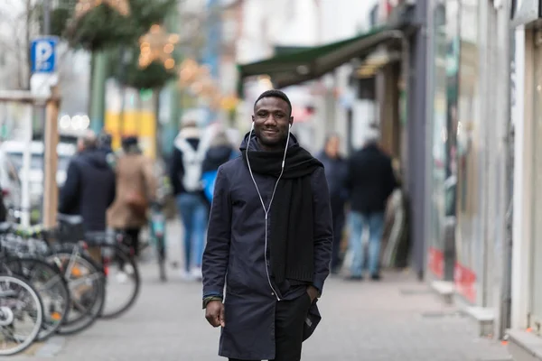 Joven Hombre Negro Caminando Feliz Ciudad Sonriendo Con Una Mano — Foto de Stock