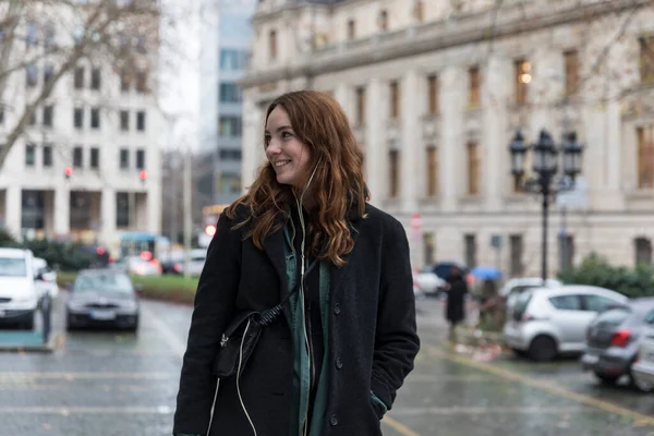 Young Woman Head Turned Away Camera Smiling City — Stock Photo, Image