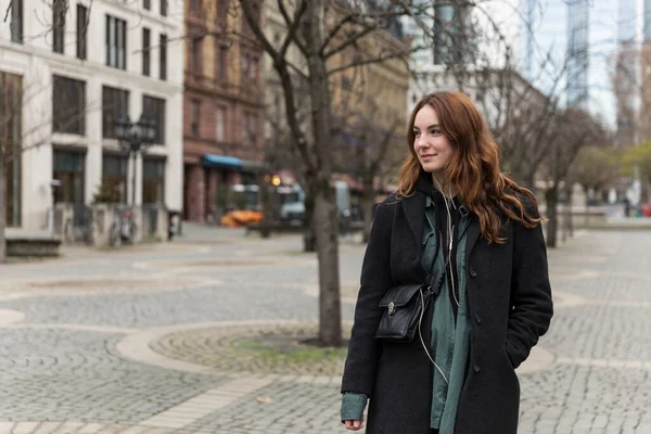 Young Woman Posing City Pedestrian Zone Head Turned Away Camera — Stock Photo, Image